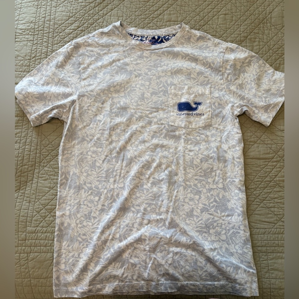 New Vineyard Vines Women’s light blue and white Floral Pocket Tee - Whale Logo